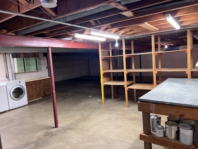 basement featuring washer and clothes dryer