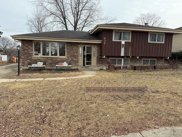 split level home featuring a front yard