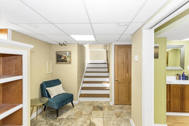 sitting room with a drop ceiling