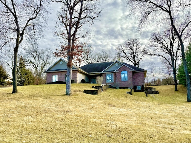 single story home featuring a front yard