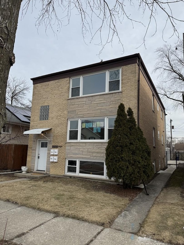 view of front of property featuring a front yard