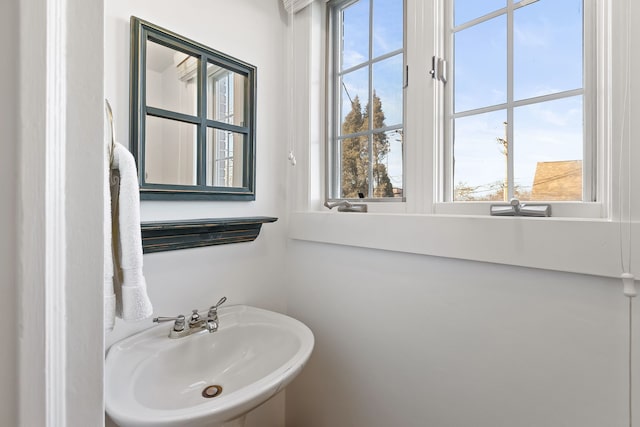 bathroom featuring sink