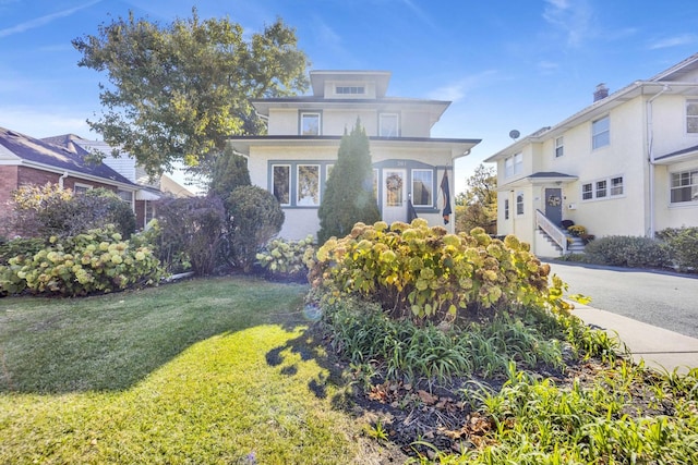 view of front of property with a front yard