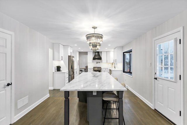 dining area featuring an inviting chandelier, dark hardwood / wood-style floors, and sink