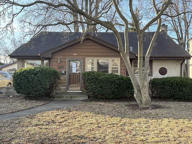 view of front facade featuring a front lawn