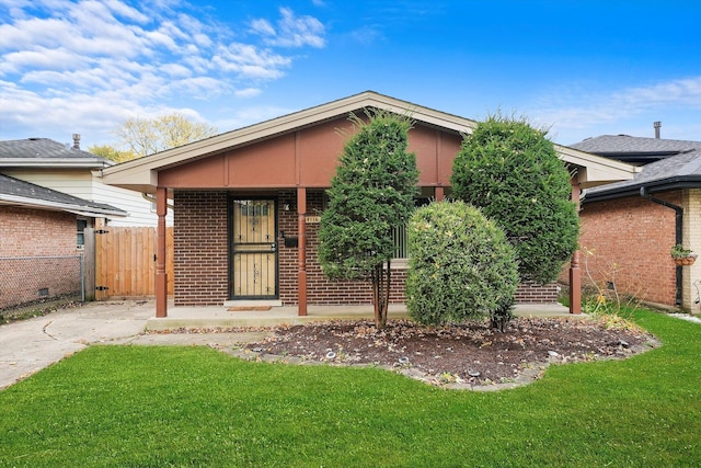 view of front of property featuring a front yard