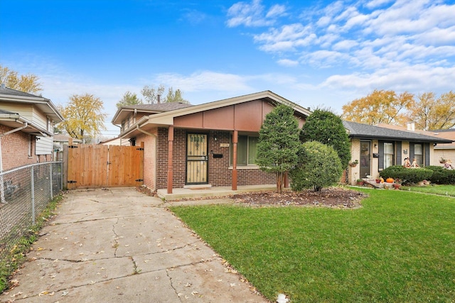 view of front of home with a front lawn