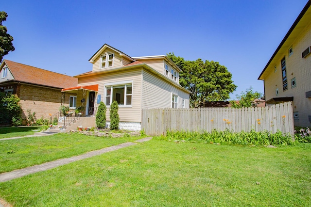 view of front facade featuring a front yard and covered porch