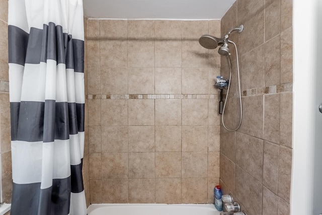 bathroom with shower / tub combo with curtain