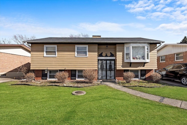 split foyer home featuring a front lawn