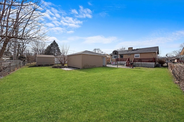 view of yard featuring a shed