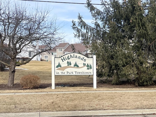 community / neighborhood sign featuring a yard