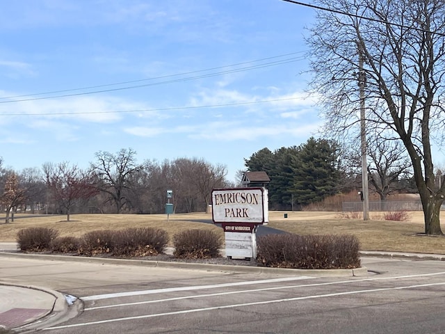 community / neighborhood sign featuring a lawn