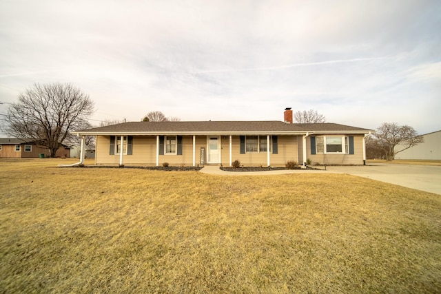 single story home featuring a front lawn