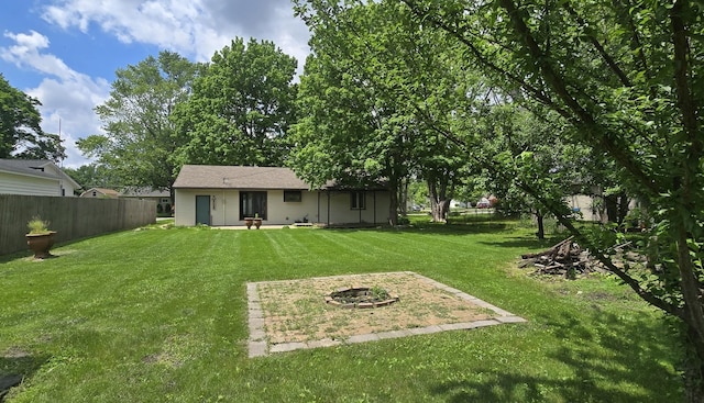 view of yard featuring a fire pit