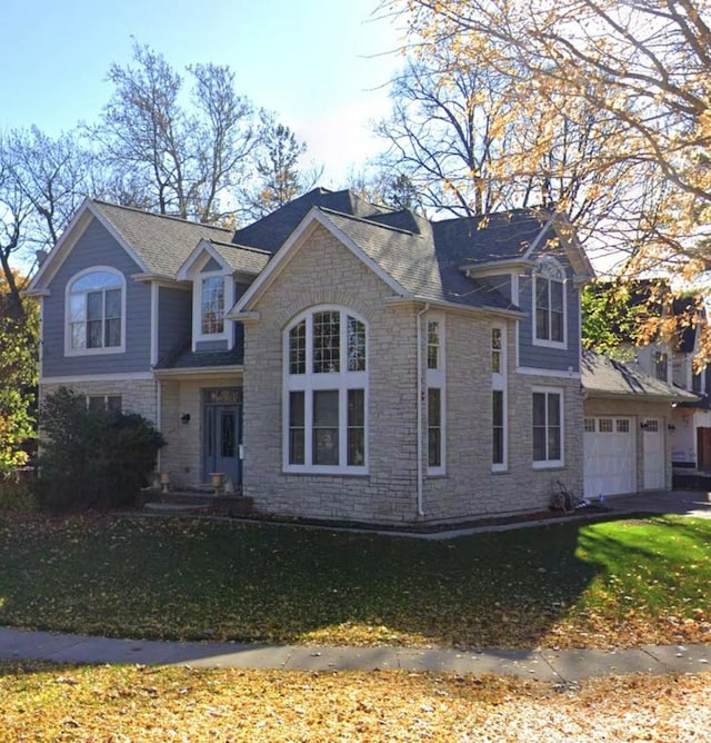 view of front facade featuring a garage and a front yard