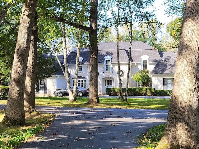 view of front of property with a front yard