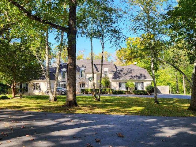 view of front of home with a front lawn