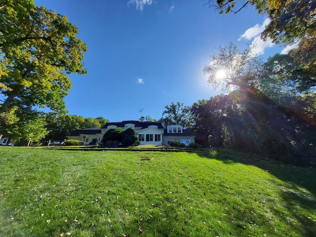 view of front of house featuring a front lawn