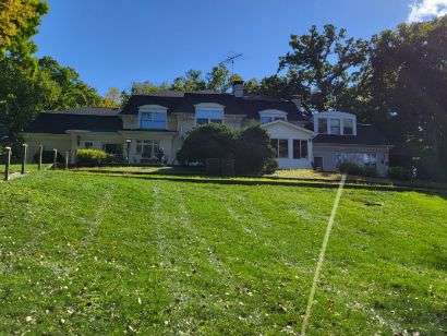 view of front facade with a front lawn