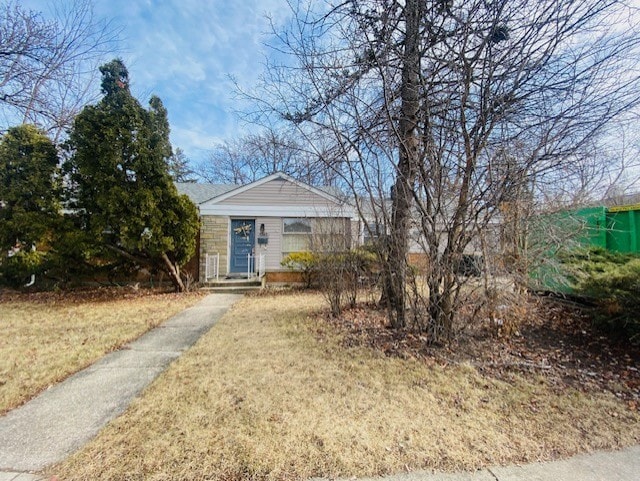 view of front of home featuring a front yard