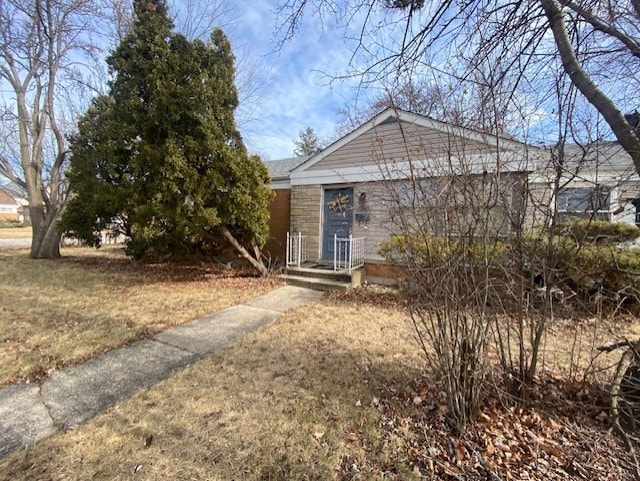 view of front facade featuring a front lawn