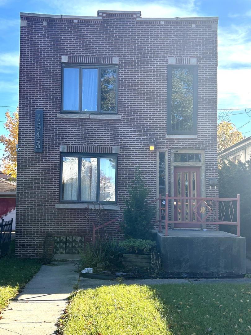 view of front of property featuring a front lawn