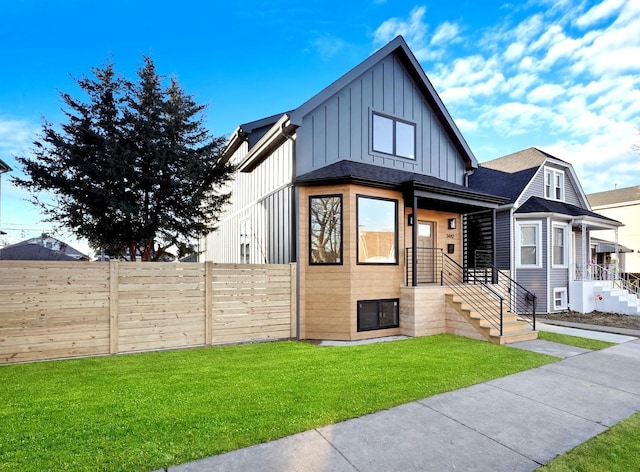 view of front of house featuring a front yard