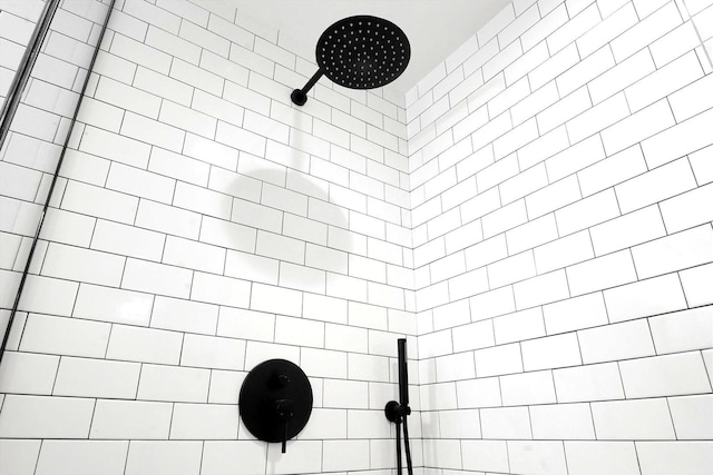 interior details with a tile shower