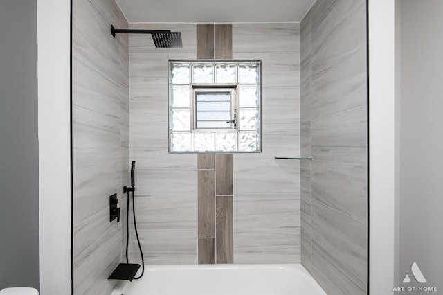 bathroom with tiled shower / bath