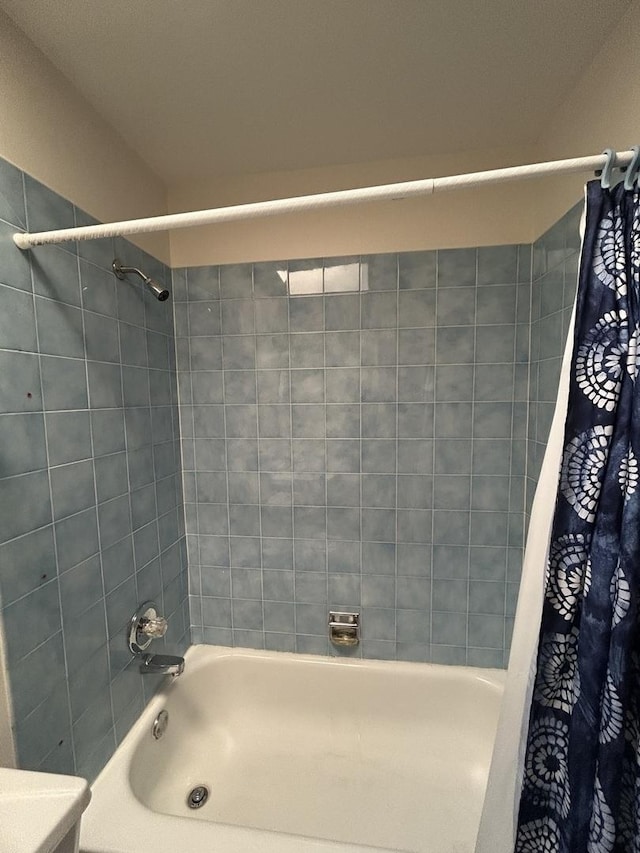 bathroom featuring shower / tub combo