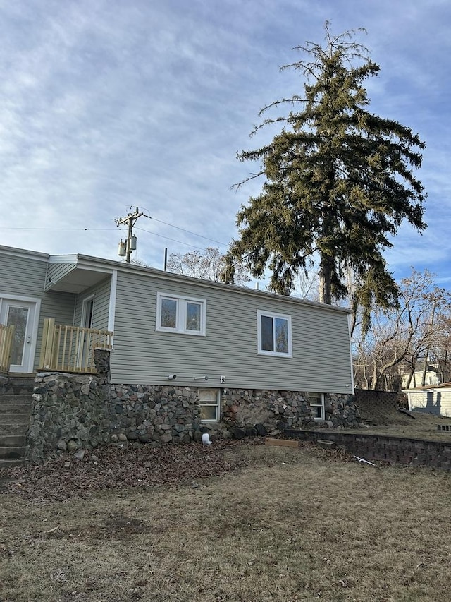 view of side of property featuring a yard