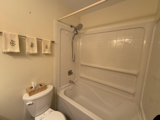 bathroom with tiled shower / bath and toilet