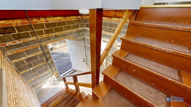 staircase featuring concrete flooring