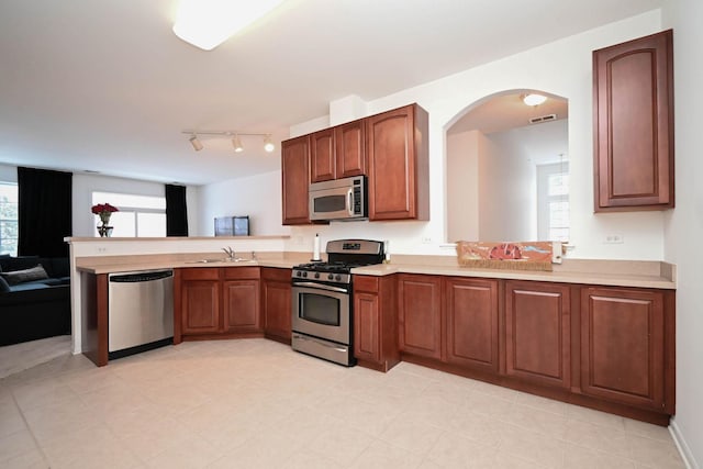 kitchen with stainless steel appliances, sink, and kitchen peninsula