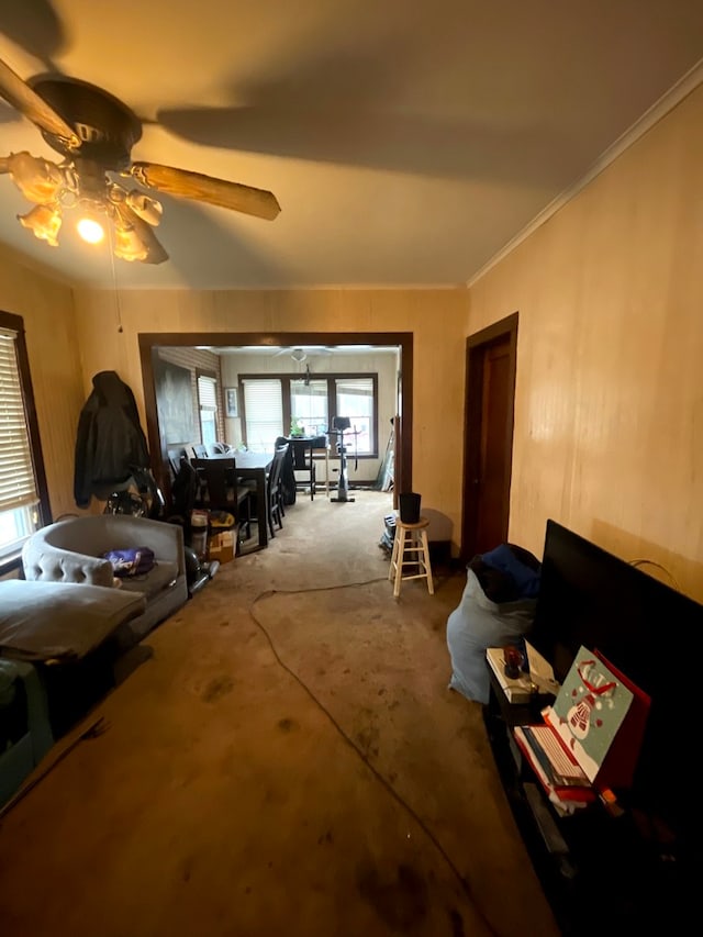 miscellaneous room featuring ceiling fan and ornamental molding