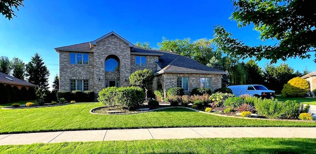 view of front of property featuring a front lawn