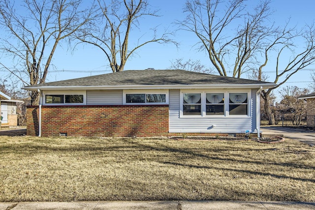 view of front of property featuring a front yard