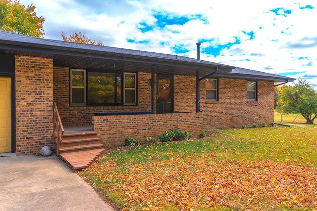 view of front of house featuring a front yard