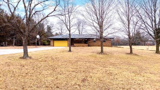 view of yard featuring a garage