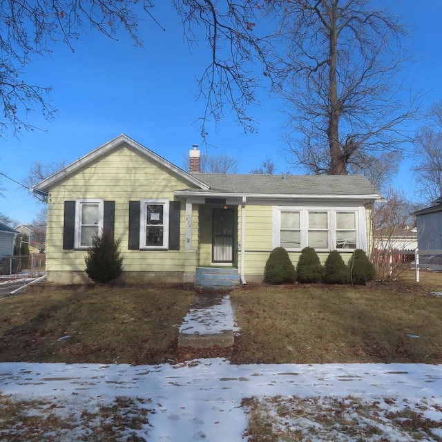 view of front of house featuring a yard