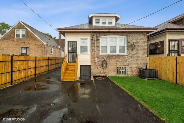 back of house featuring a yard