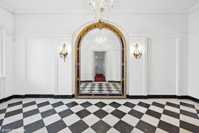 empty room featuring crown molding and a notable chandelier