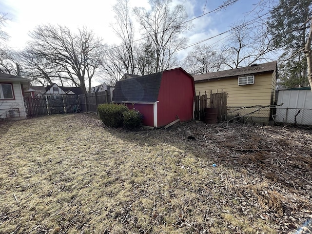 view of yard featuring a storage shed