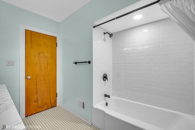 bathroom featuring tiled shower / bath