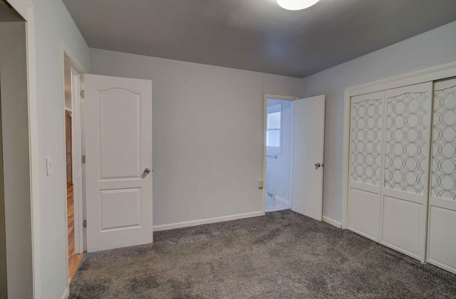 unfurnished bedroom featuring carpet, baseboards, and a closet