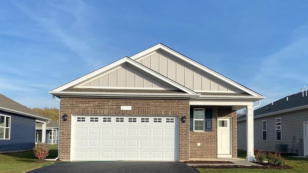 craftsman house featuring a garage