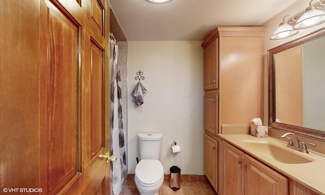 full bath with tile patterned flooring, baseboards, toilet, a shower with shower curtain, and vanity