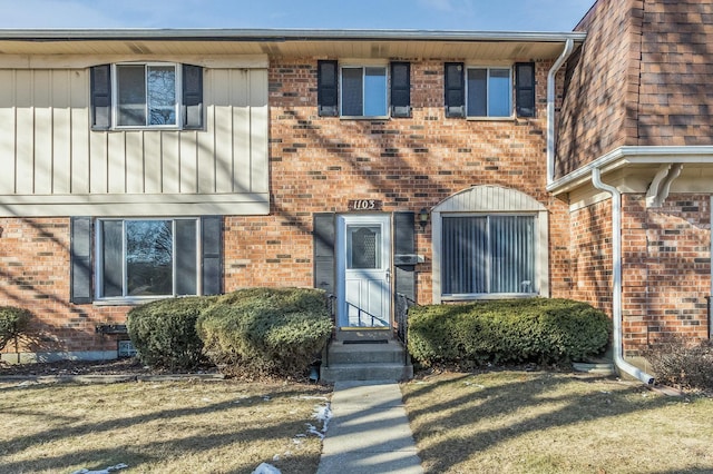 view of front of property featuring a front lawn