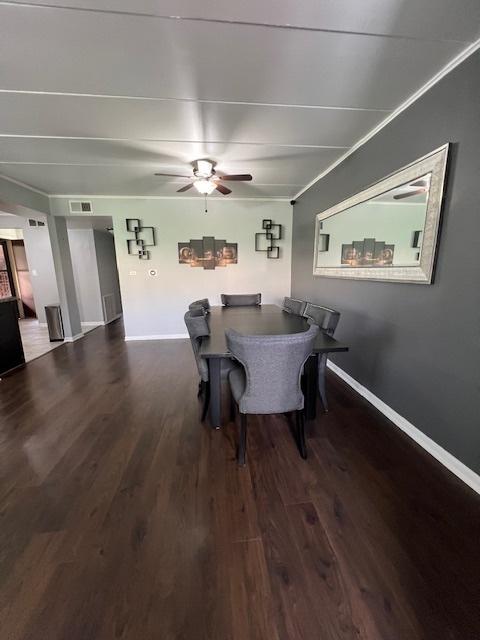 dining room with dark wood-type flooring and ceiling fan